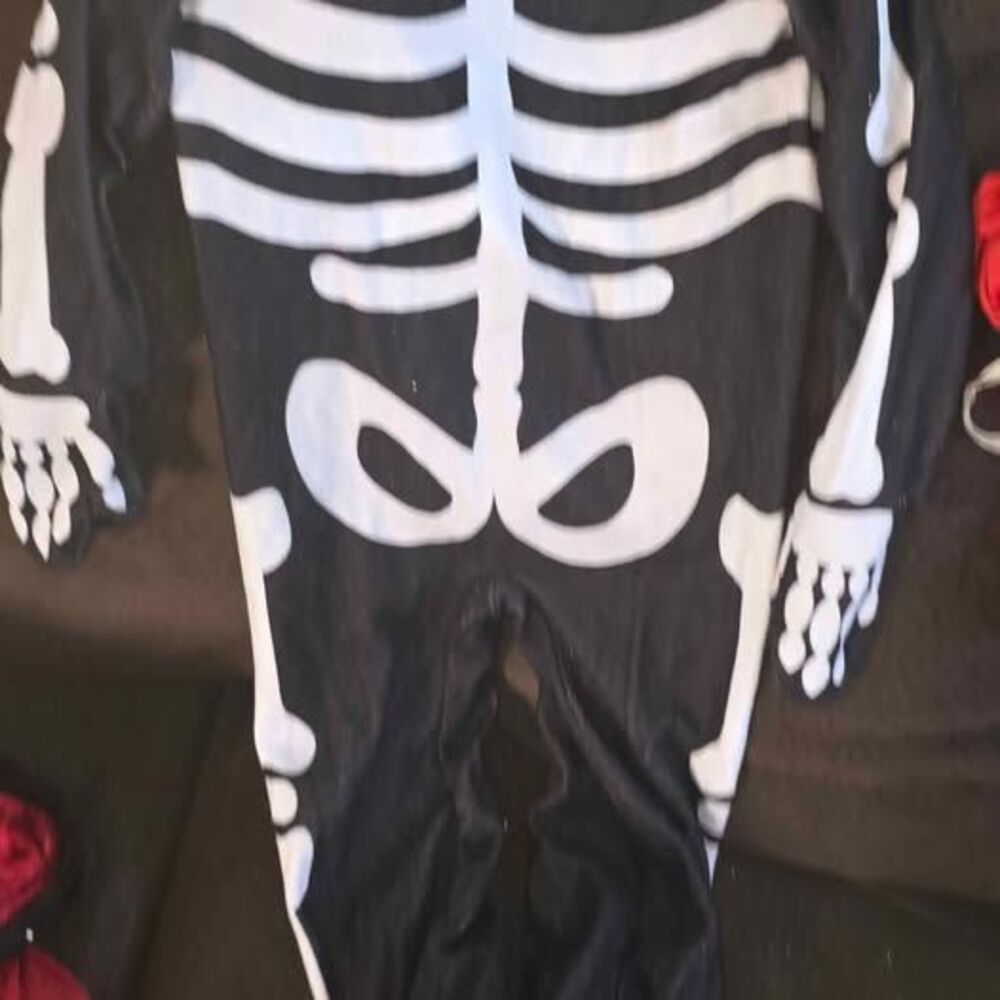 Kids 5/6 Halloween costume with foot cover and hand cover euc